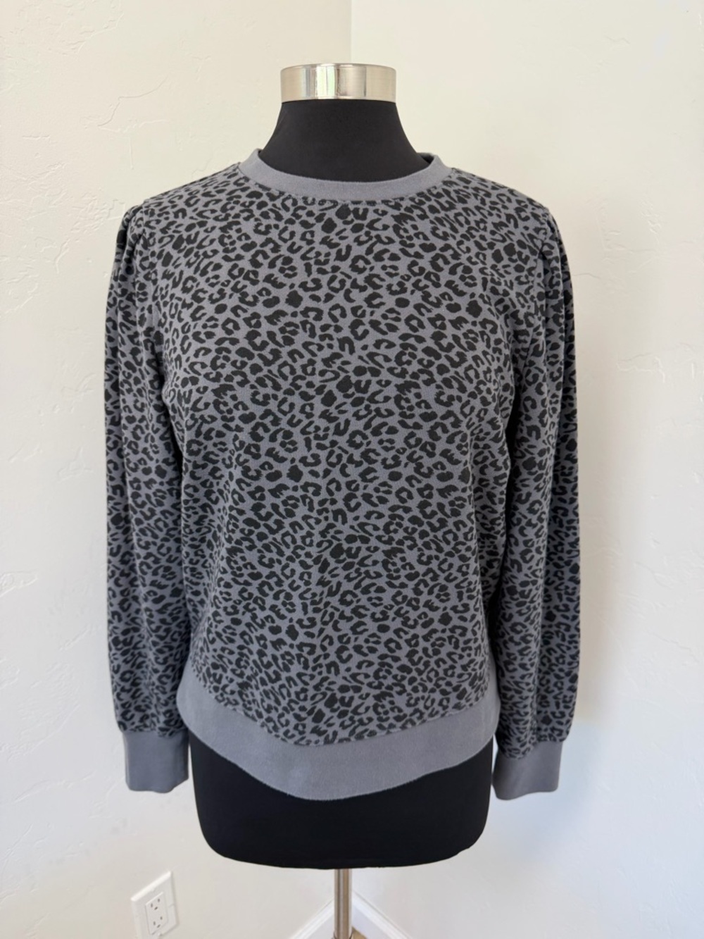Rails Marcie Cheetah Print Grey Cotton Blend
Sweatshirt and Jogger Set Size M - Picture 3 of 17